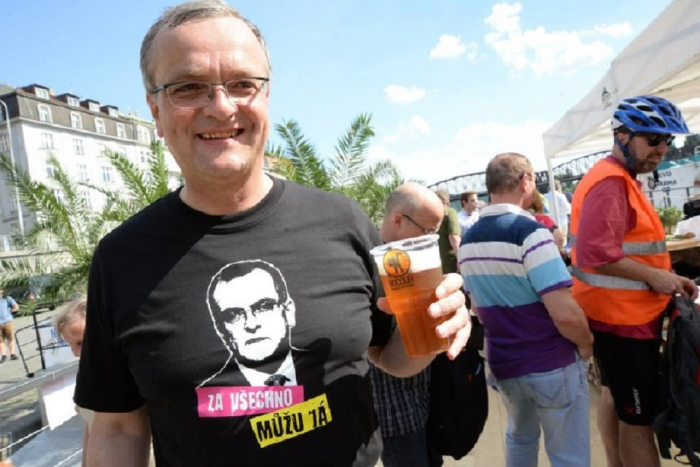 „Jsem ochoten připustit v rámci pokory parlamentní diskuze, že já se občas opiji a vy se chováte jako debil. Rozdíl mezi námi je v tom, že já jsem schopen se z toho do druhého dne vyspat.“ (na adresu bývalého poslance ČSSD Davida Ratha)– Miroslav Kalousek