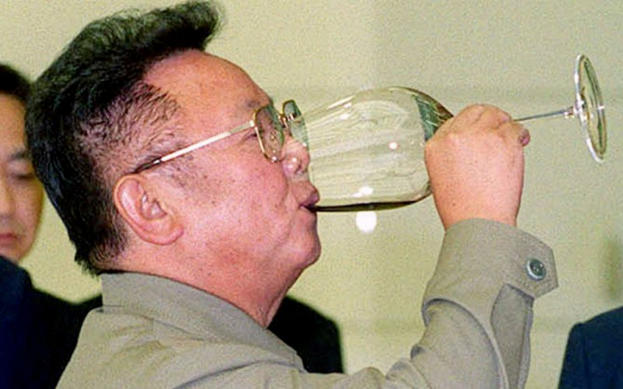 Kimův metabolismus dokáže přeměnit litr koňaku ve zlatou cihlu.