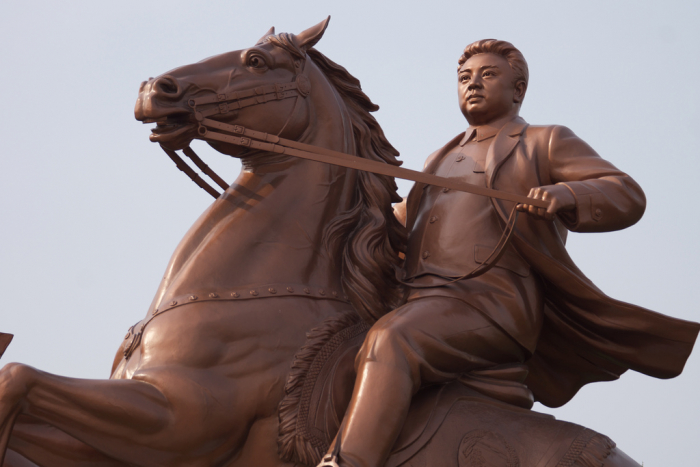 Momentálně mají v KLDR na pilno. Vyměňují sochy Kim Ir-sena za sousoší Kim Čong-ila a Kim Ir-sena. Zde Kim prostřední na koni z bronzu.