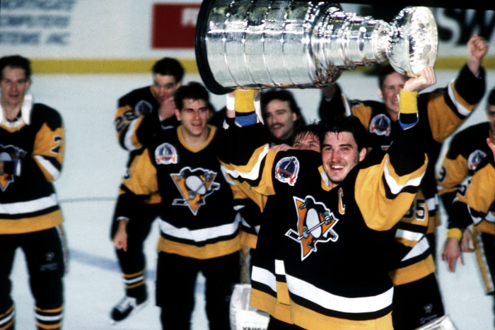 Týmu Pittsburg Penguins, se kterým získal dva Stanley Cupy, zůstal Lemieux věrný až do konce kariéry