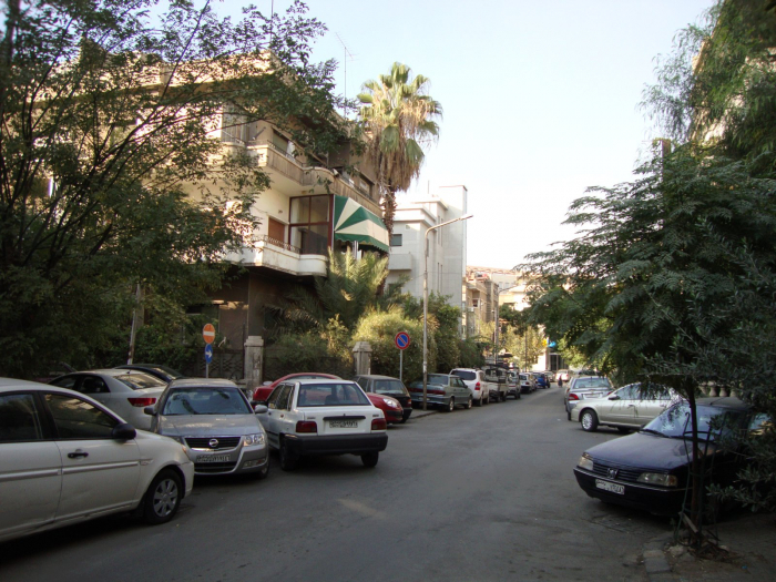 Tuto poklidnou čtvrť Damašku netrápí jen problémy s parkováním, ale zvláště všudypřítomné tuny páchnoucího odpadu.