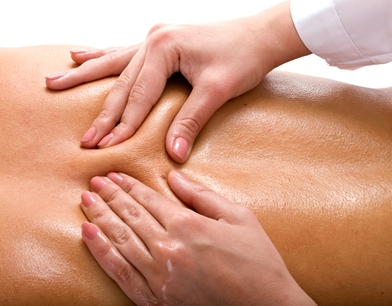 Při reflexní masáži se pracuje s hrnutím kůže.