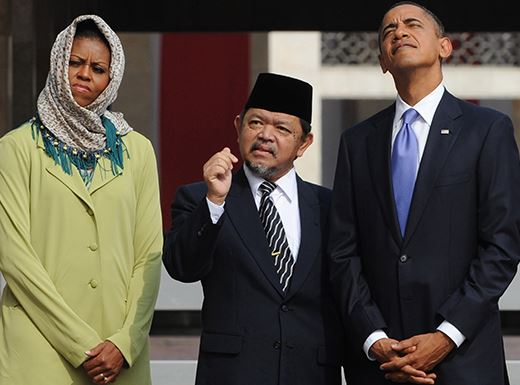Na domácí půdě sebevědomá Michelle Obamová na Blízkém východě jako by byla jiným člověkem. Má to zapotřebí?