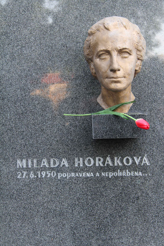 Symbolický hrob Milady Horákové na Vyšehradě. Kde skutečně leží její ostatky, nikdo neví...
