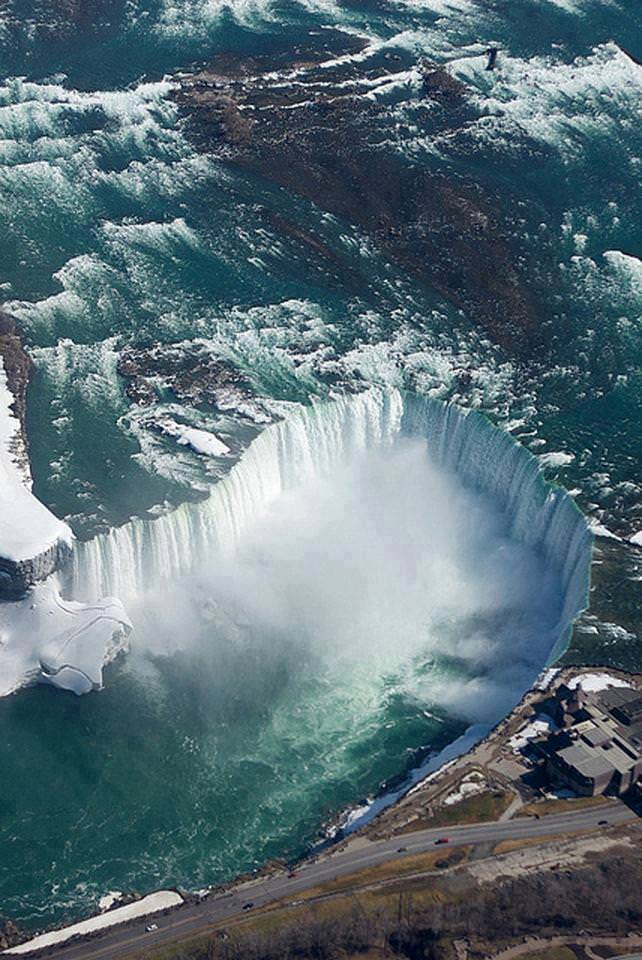 Niagarské vodopády na hranicích USA a Kanady