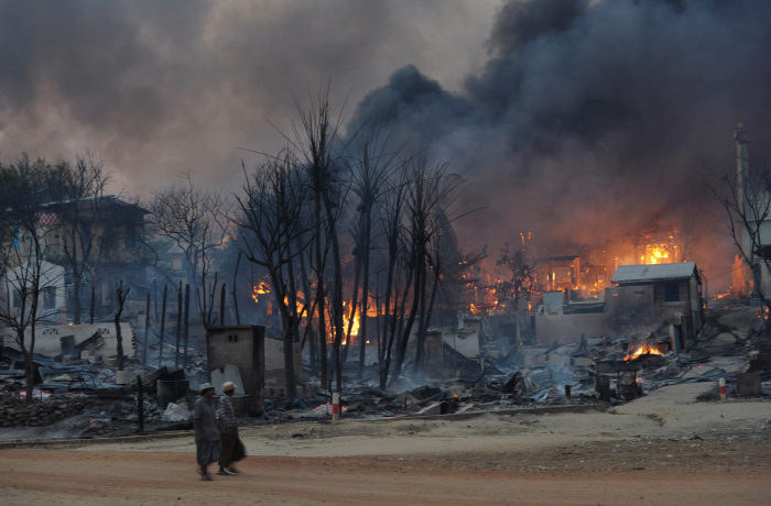Hořící muslimská čtvrť v barmském pohraničí