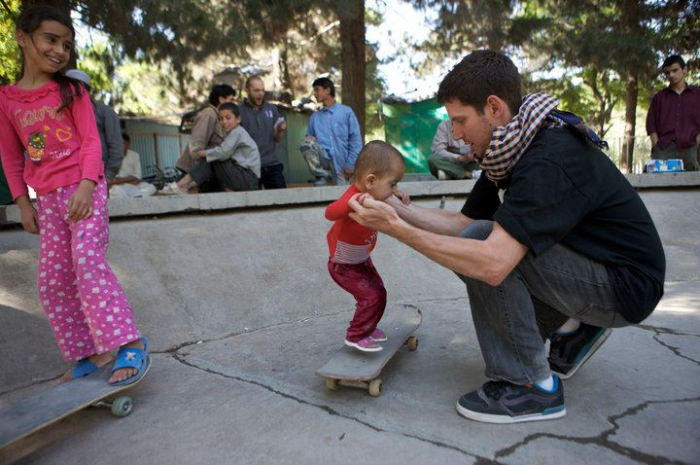 Zakladatel projektu Skateistan s pravděpodobně nejmladší skateboardistkou nejen v Afghánistánu, ale i na světě