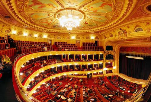 Na světě není moc míst, kde byste sehnali lístky na operu pod 300 korun. Lvovská opera však mezi tato místa patří. 