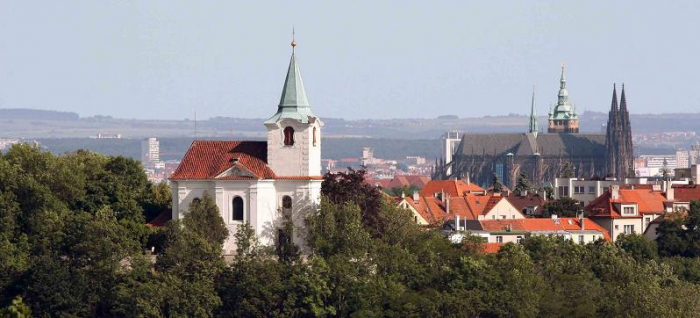 Kostel sv. Matěje v Praze - Dejvicích. V době kolem Vánoc se zde vystavují betlémy z perníku, který tak vytváří zajímavou souvislost s poutěmi.