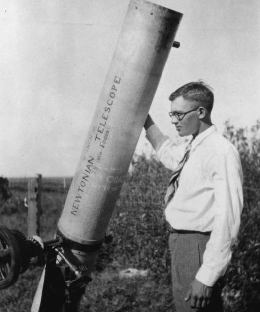 Najít Pluto se pokoušely desítky astronomů. Podařilo se to až Clydu Tombaughovi.