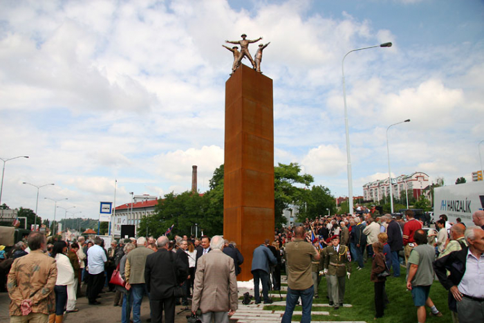 Pomník parašutistů v zatáčce u pražské Bulovky