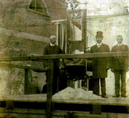Rod Reichhartů vykonával katovské řemeslo po 8 generací. Na snímku z druhé poloviny 20. století je děd Johanna Reichharta Joseph na popravišti ve Würzburgu. 