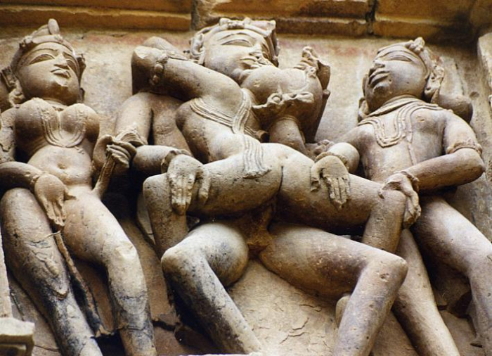 Starobylá indická socha zobrazující soulož