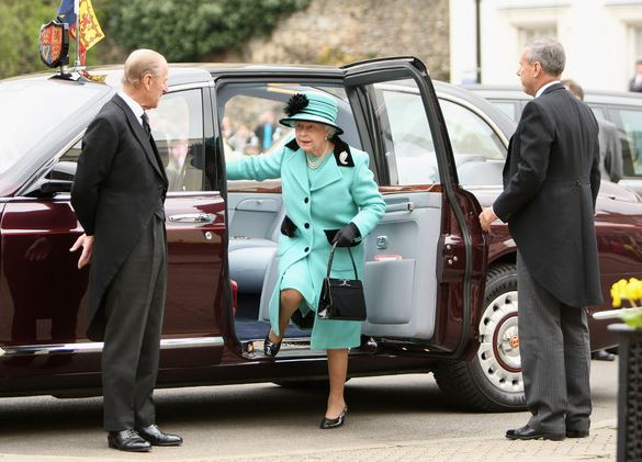 Po sedmdesátiletém manželství už své ženě královně princ Philip dveře od auta nedrží.