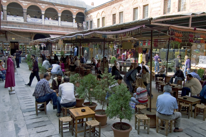 Bazar a restaurace v bývalém karavarseráji v tureckém Izmiru.