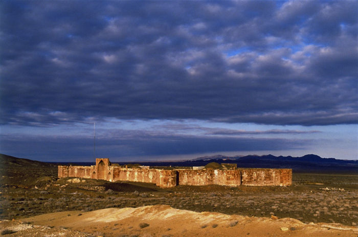 Palác Bahram, historický karavanseráj uprostřed Národního parku Kavir v Íránu, někdejší Persii.