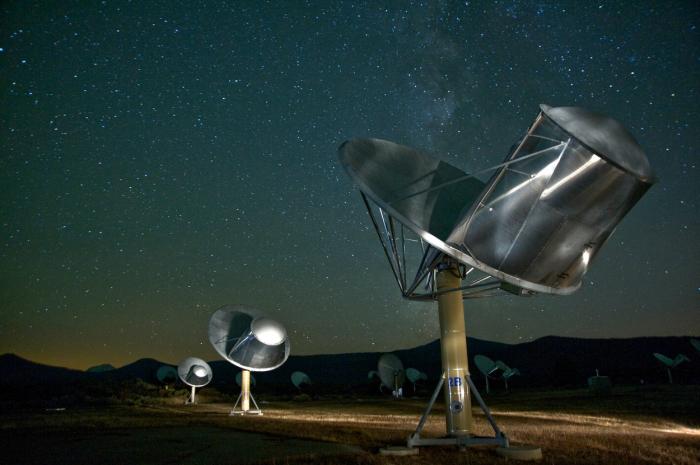 Allenovo teleskopické pole v Kalifornii – jeho 350 radioteleskopů se uplynulé týdny soustředilo na oblast u hvězdy  KIC 8462852.
