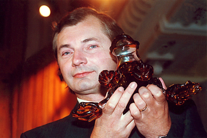Ján si vyrobil ze svých emocí svého vlastního bůžka lásky, kterého nosí vždy s sebou a na požádání vám ho ukáže.