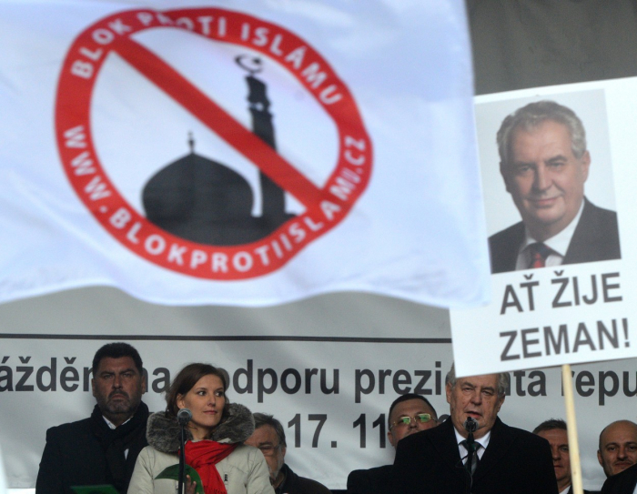 Miloš Zeman na Albertově řečnil pod vlajkou Konvičkových xenofobů