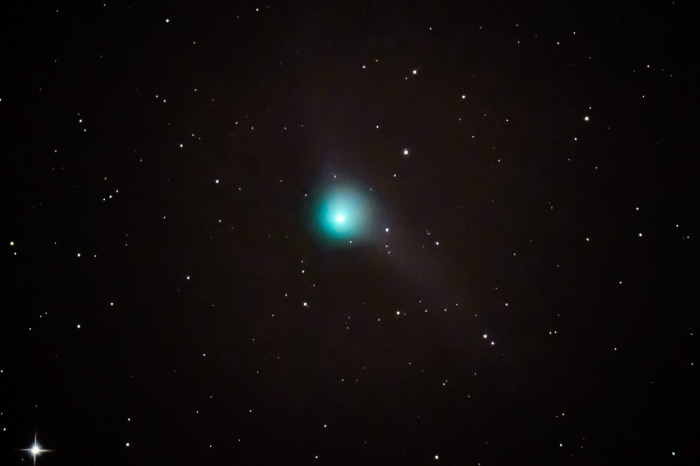 Kometa C/2013 US10 (Catalina). Takovýto zelený ohon ale spatříte bohužel asi jen ve velkém hvězdářském dalekohledu.