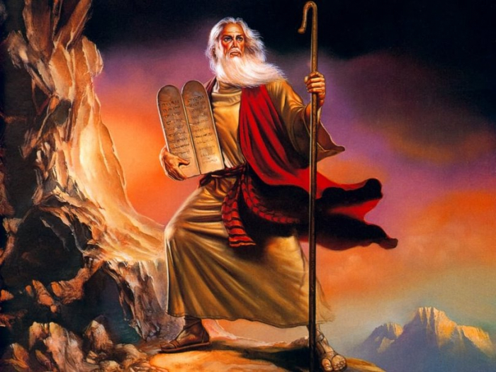 Badass Mojžíš se svým desaterem, kterým kosí protivníky