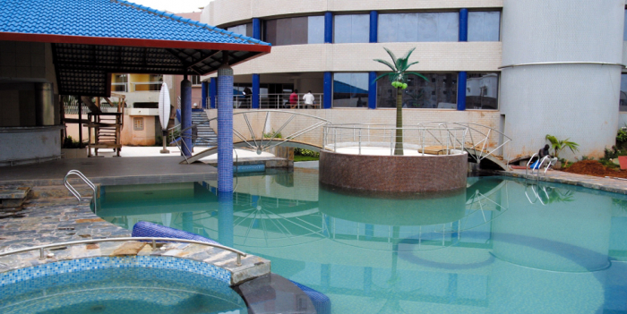 Pohled na hotel Radisson Blu od hotelového bazénu.