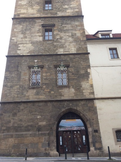Pohled na bránu Novoměstské radnice v Praze
