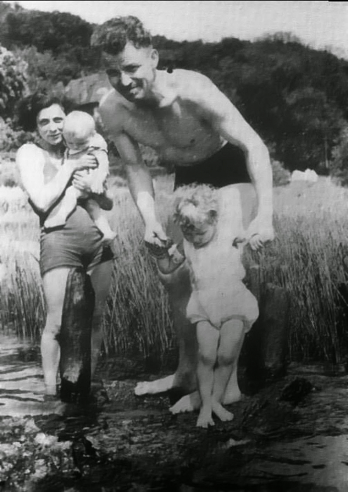 Jediná existující fotografie rodiny pořízená v roce 1938. Chvilku předtím, než je nacistický režim násilím roztrhl od sebe. 