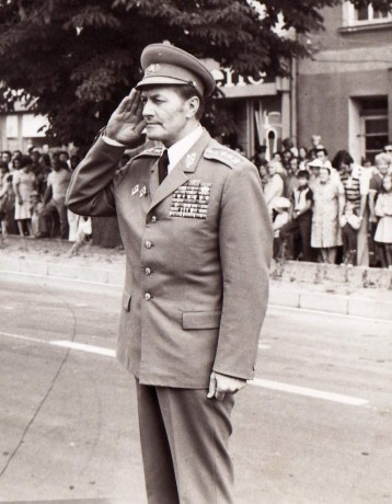 František Šádek salutuje roku 1980 v Plané.