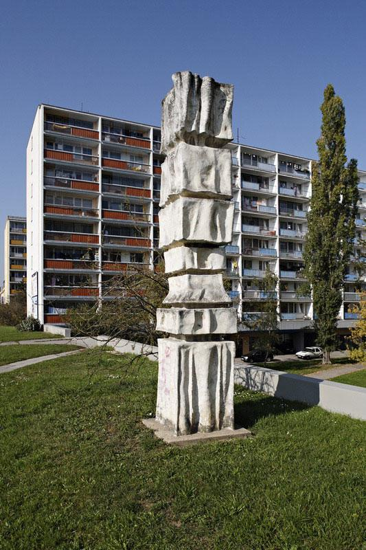 Osinkocementová socha jako dominanta sídliště na Novodvorské.