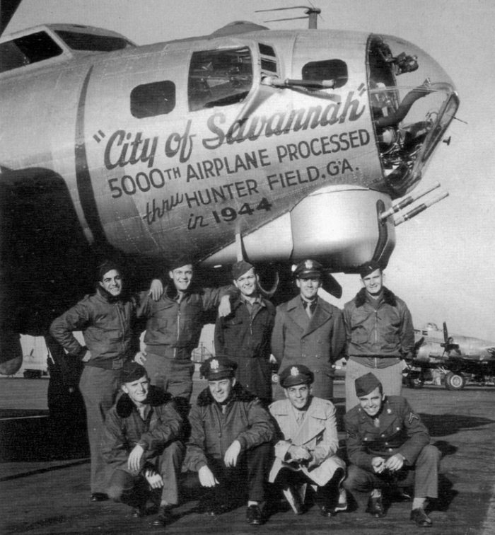 Devítičlenná osádka pětitisícího letounu B-17, který byl poslán do války z letiště Hunter Field.
