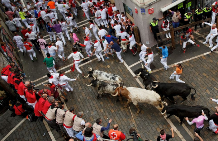 Španělské národní slavnosti a býci patří k sobě.
