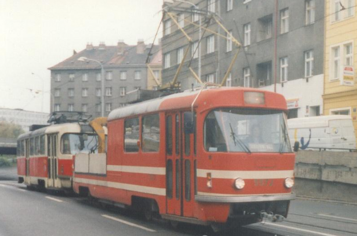 Dnes již vzácný historický snímek ještě s hydraulickou rukou. Rok 1997, přetahování vozu T3M ev.č.8021 u zastávky Palouček.