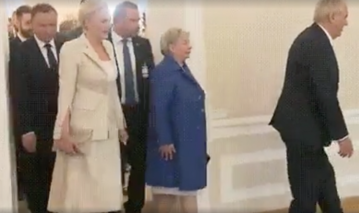 Hrne se do dveří, jako když jsou ve školní jídelně řízky