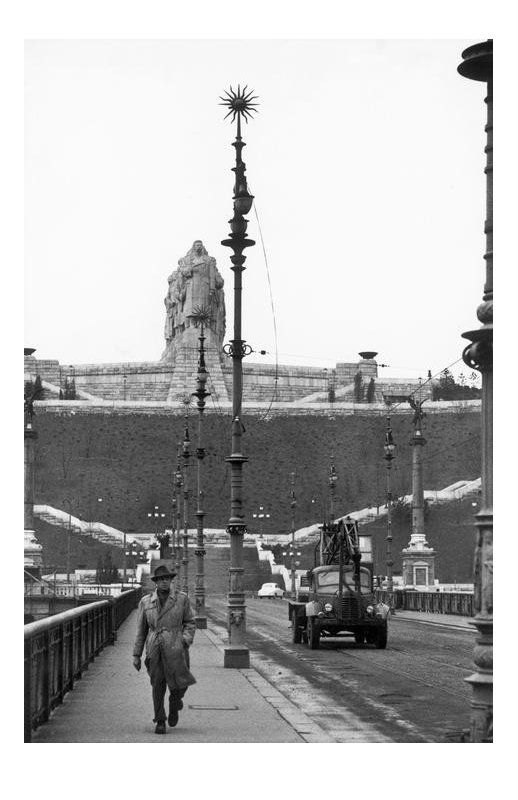 Historická fotografie pomníku z roku 1956. 