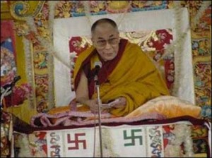 Tohle je buddhistická svastika a ten pravicový extremista je dalajláma.
