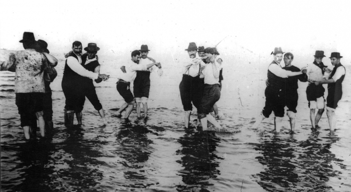 Muži tancují tango v řece, 1904