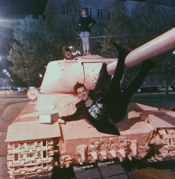 Nudíte se? Vylezte si třeba na tank.