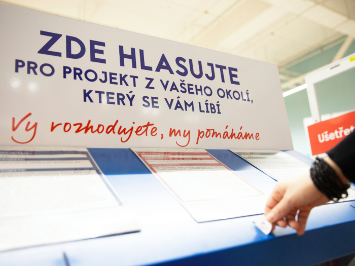 Zákazníci v Tesco vybírají charitativní projekty, kterým firma věnuje přes 3 miliony 