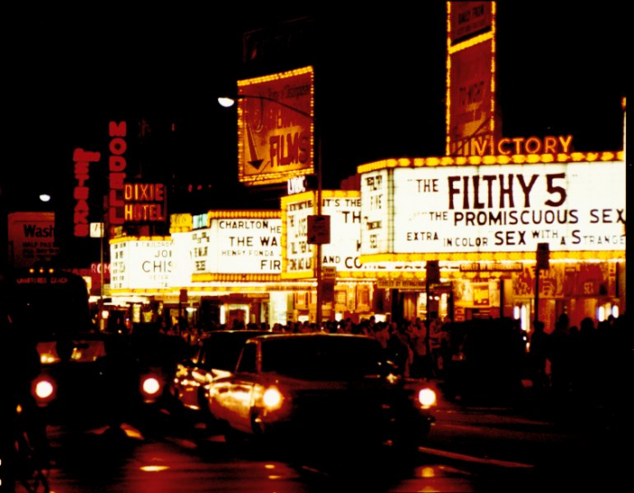Porno kina v New Yorku se nacházela i přímo na Times Square nebo v jeho okolí a mísila se s klasickými. Třetí poutač zprava propaguje film The War Lord s Charltonem Hestonem či Firecreek s Henry Fondou. 