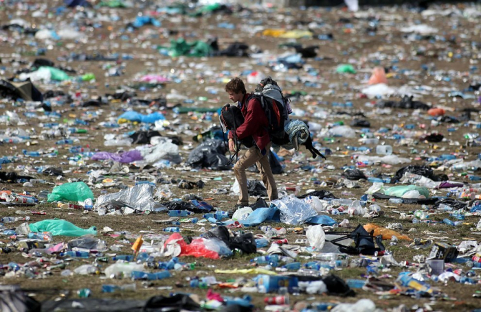 Festival Glastonbury – výkvět britského tradicionalismu. Stejně jako v případě lístků na vlak je v ceně vstupenky na festival zahrnut úklid. Chovat se jako totální dobytek na festivalu však patří k tradičním „evropským hodnotám“.