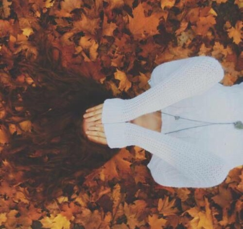 Holka, svetr a listy. Podzimní evergreen sociálních sítí.