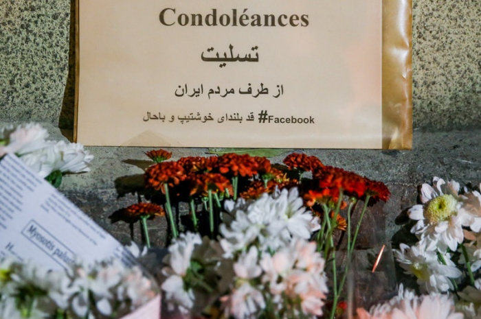 Muslimské kondolence u francouzské ambasády v Teheránu