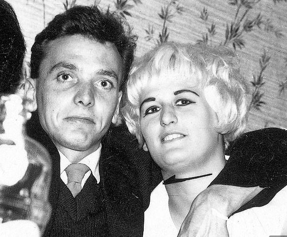 Ian Brady a Myra Hindleyová byli oba z rozvrácených chudých rodin. Společně uctívali nacismus a stali se nejhoršími britskými sériovými vrahy.