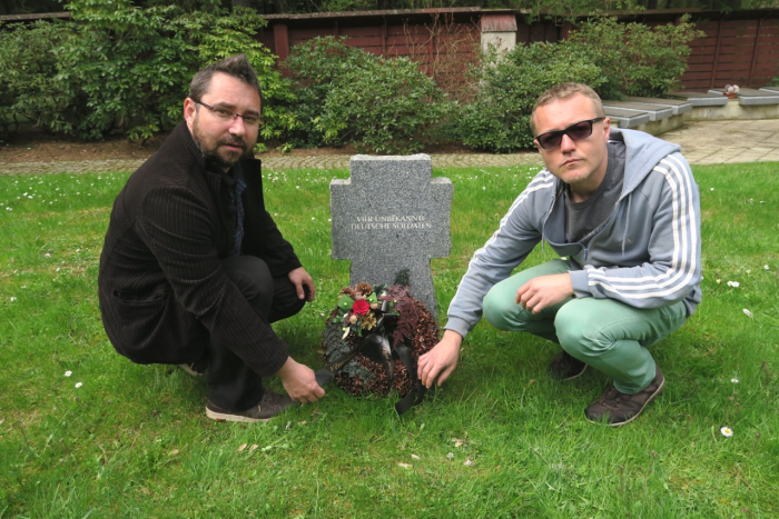 Když jsme položili věnec, pozorovala nás starší dáma, kterou jsme před tím viděli položit květinu u pomníku Obětem fašismu. Přišla k věnci, přečetla si stuhu, a pak se tiše pomodlila.
