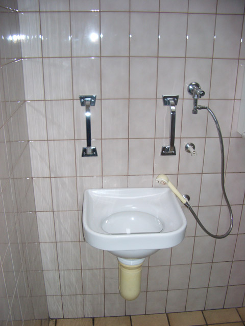 Die Speibecken - německá verze blicích toalet. 