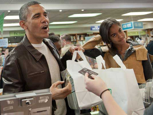 Nejen, že vám zase pokladní tašku namarkuje určitě jako poslední, ale navíc se tam vepředu už půl hodiny vybavuje Obama a zdržuje frontu