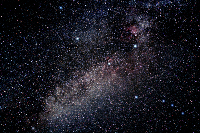 Tohle souhvězdí teď spatříte již někdy kolem 23:00 vysoko na západním obzorem. Nejdřív najděte nejjasnější hvězdu, co vám svítí nad hlavou – to je Vega v souhvězdí Lyry. Od ní sjeďte pohledem vlevo dolů, kde spatříte typický trojúhelník Labutě.