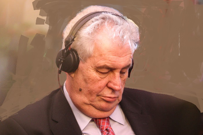 Miloš studuje záznamy projevů Winstona Churchilla