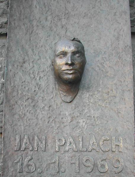Bronzový odlitk posmrtné masky Jana Palacha, kterou sejmul Olbram Zoubek, jako součást Palachovy pamětní desky.